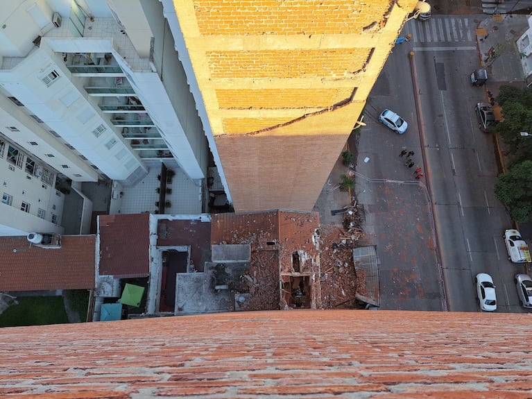 Así quedaron el edificio y el bar tras el derrumbe.