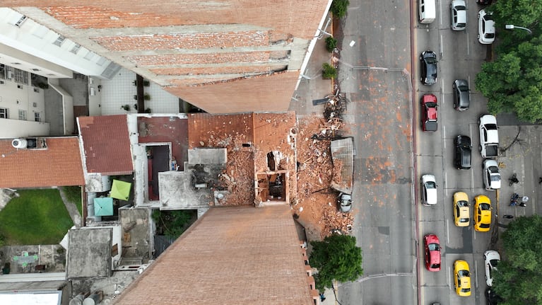 Así quedaron el edificio y el bar tras el derrumbe.