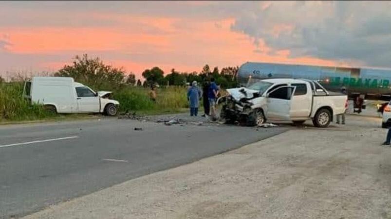 Así quedaron la camioneta Hilux y la Fiorino tras el impacto.