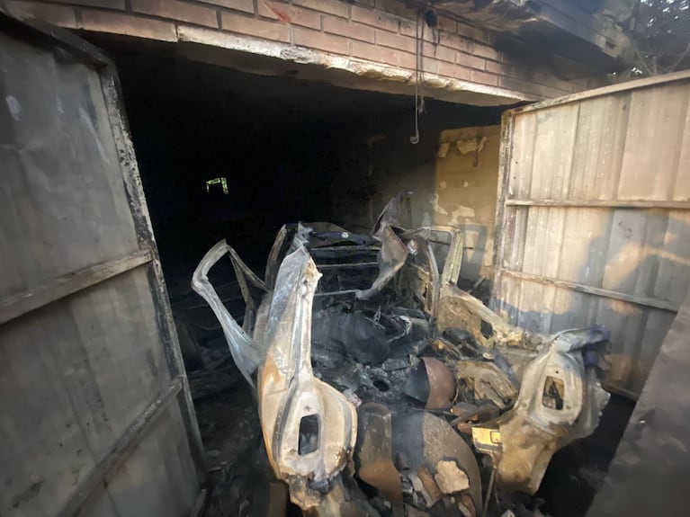 Así quedaron la casa y el taller mecánico de barrio Cerrito tras el incendio.