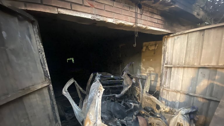 Así quedaron la casa y el taller mecánico de barrio Cerrito tras el incendio.