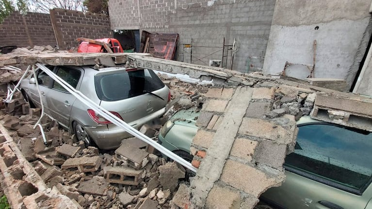 Así quedaron los autos aplastados por una pared. Foto: Andrés Ferreyra / El Doce