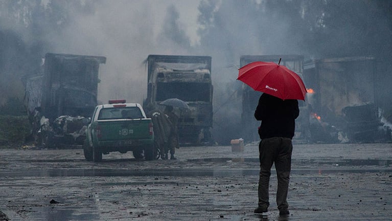 Así quedaron los camiones quemados, supuestamente, por mapuches.