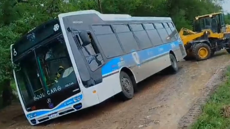 Así quedaron los colectivos de Tamse y la máquina atrapados en el barro.