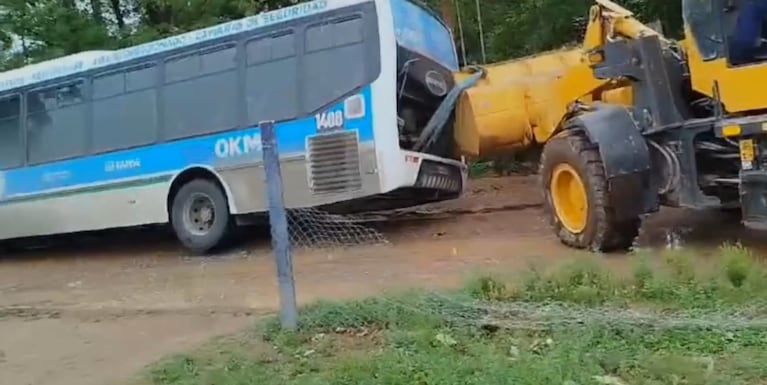 Así quedaron los colectivos de Tamse y la máquina atrapados en el barro.