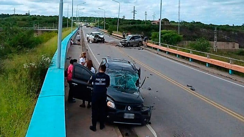 Así quedaron los tres autos después del violento impacto.