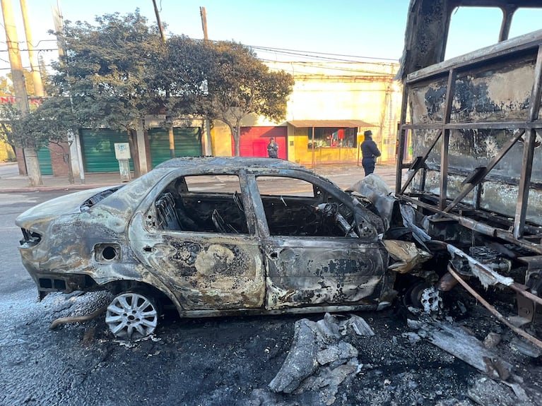 Así quedaron los vehículos incendiados en barrio Guiñazú.