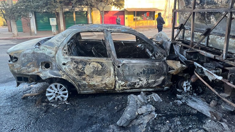 Así quedaron los vehículos incendiados en barrio Guiñazú.
