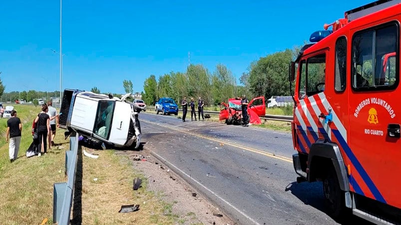 Así quedaron los vehículos tras el choque frontal. 