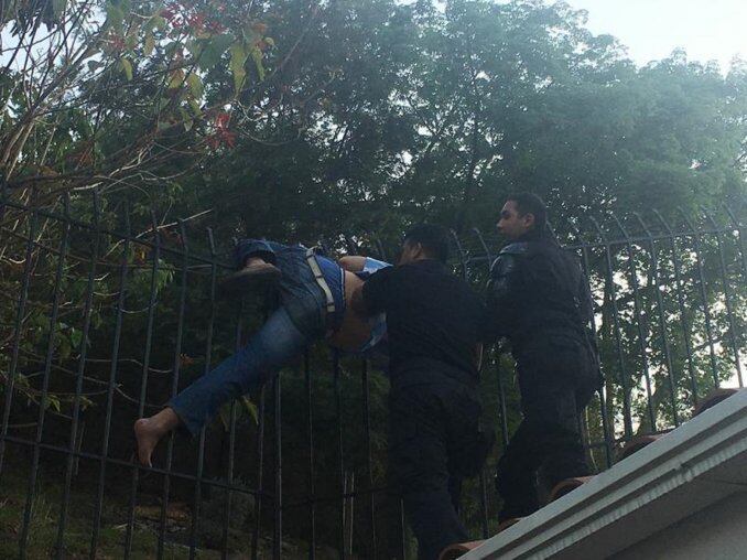 Así quedó atrapado el policía-ladrón.