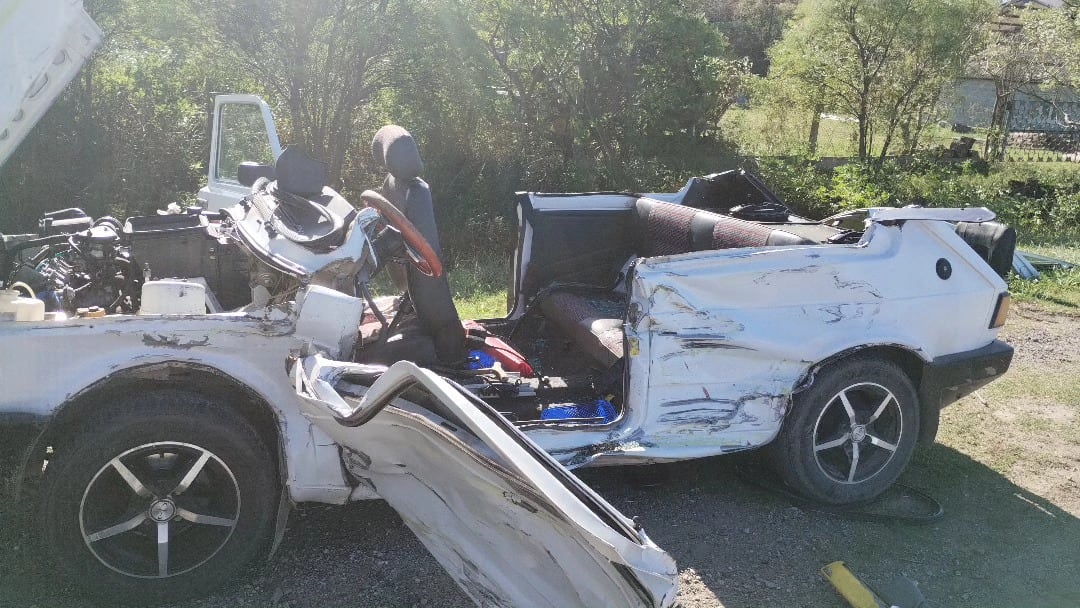Así quedó el 147 tras el impacto con el camión.