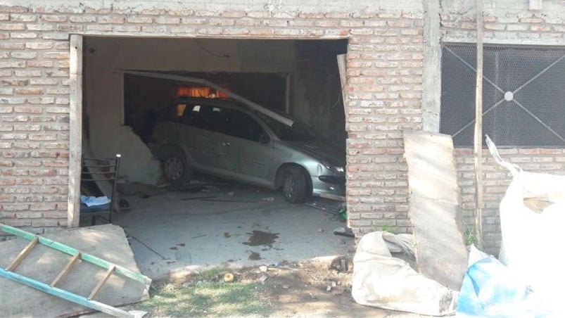 Así quedó el auto adentro de la casa de la víctima.