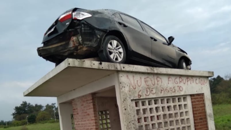 Así quedó el auto arriba de una parada de colectivos.