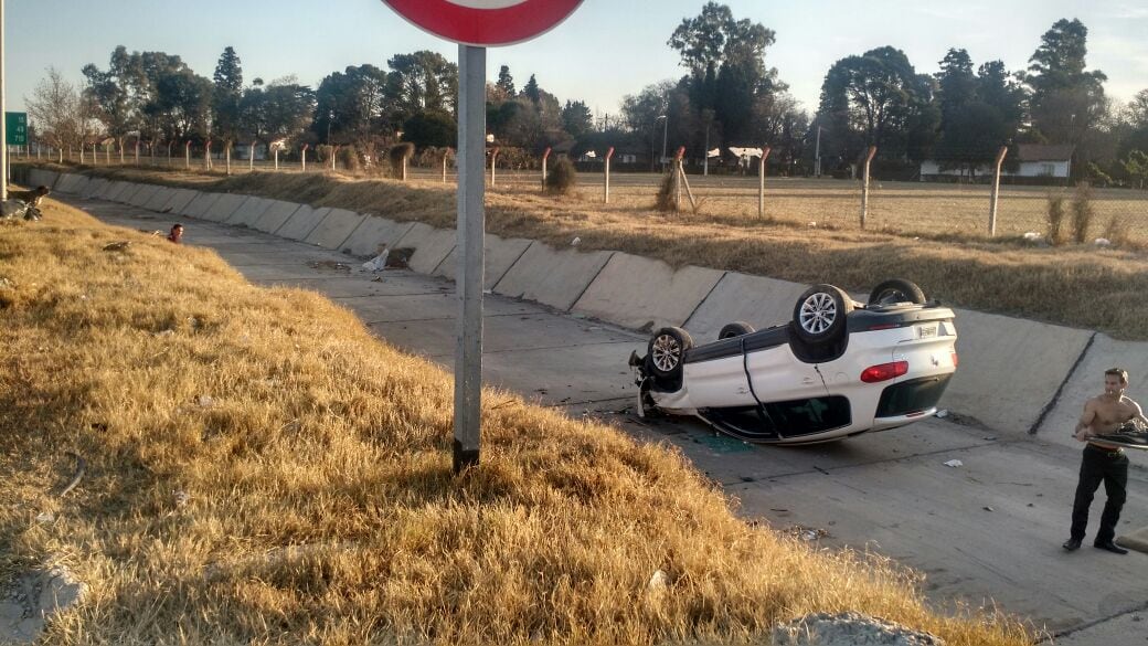 Así quedó el auto conducido por la mujer que resultó levemente herida. Fotos: Juan Pablo Lavisse / ElDoce.tv.