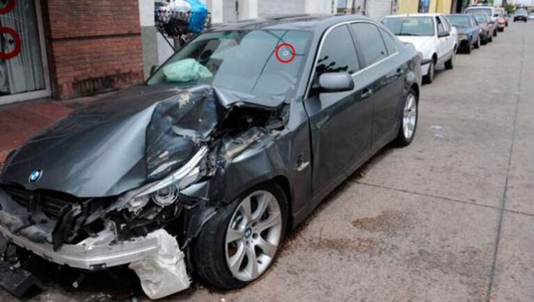 Así quedó el auto de Cáceres, tras el intento de robo en 2009.