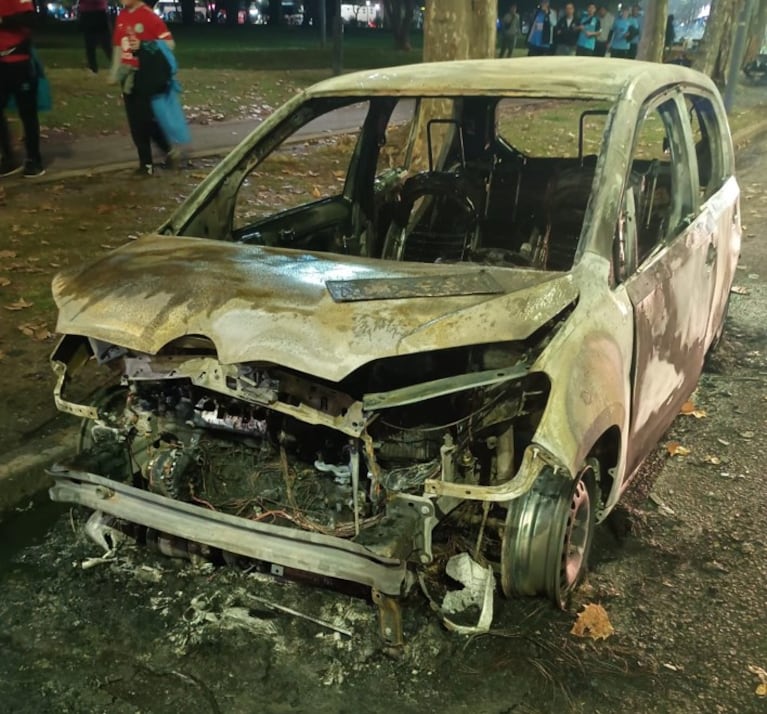 Así quedó el auto de la hincha de Belgrano.