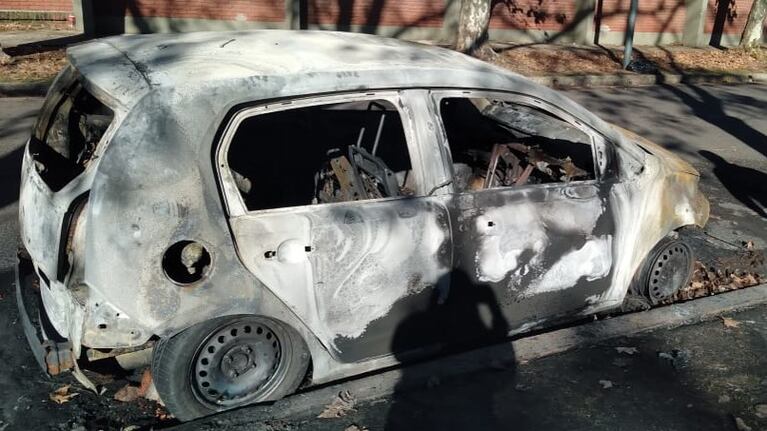 Así quedó el auto de la hincha de Belgrano.
