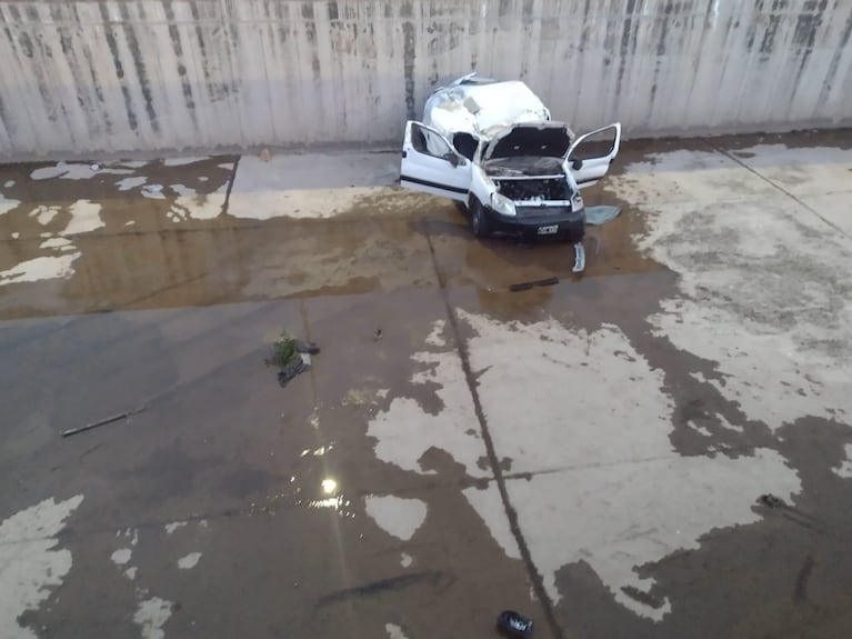 Así quedó el auto de la mujer que cayó al desagüe. Foto: Pablo Olivarez / ElDoce.tv