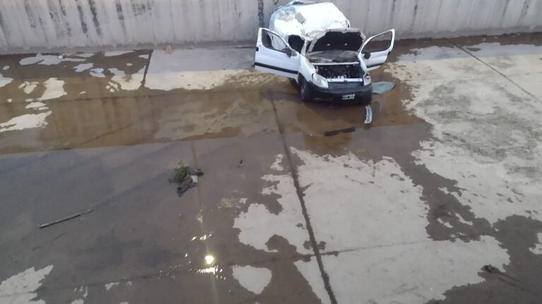 Así quedó el auto de la mujer que cayó al desagüe. Foto: Pablo Olivarez / ElDoce.tv