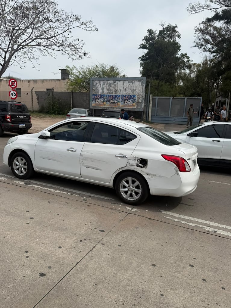 Así quedó el auto de la víctima.