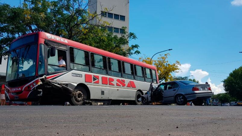 Así quedó el auto debajo del colectivo. Foto: Fredy Bustos / ElDoce.tv