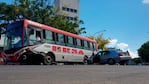 Así quedó el auto debajo del colectivo. Foto: Fredy Bustos / ElDoce.tv