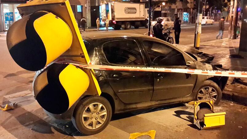 Así quedó el auto después de chocar con el semáforo en Colón y Avellaneda (Foto: Sebastián Pfaffen /El Doce)