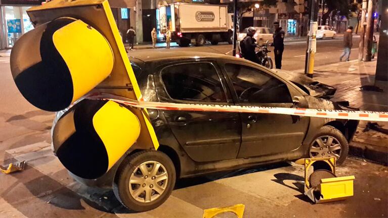 Así quedó el auto después de chocar con el semáforo en Colón y Avellaneda (Foto: Sebastián Pfaffen /El Doce)