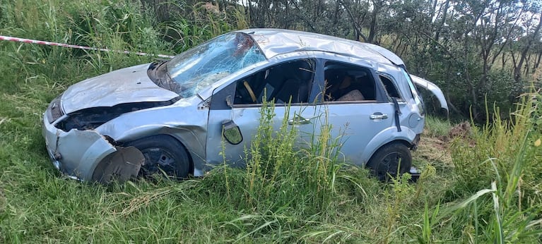 Así quedó el auto después del accidente. Foto: LV20 Radio Laboulaye.