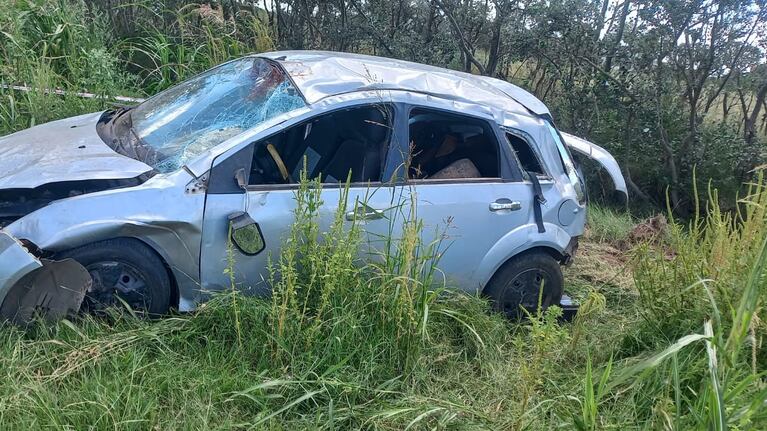 Así quedó el auto después del accidente. Foto: LV20 Radio Laboulaye.