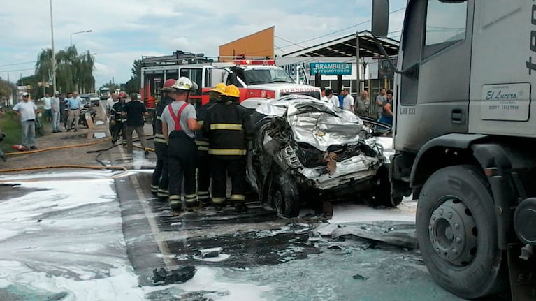 Así quedó el auto embestido por el camión.