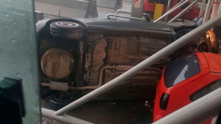 Así quedó el auto en el peaje de ruta E-55.