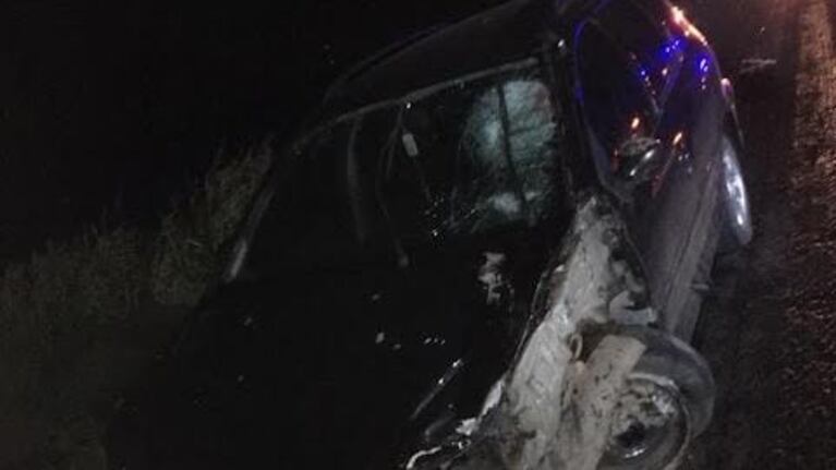 Así quedó el auto en el que se trasladaban los jóvenes.