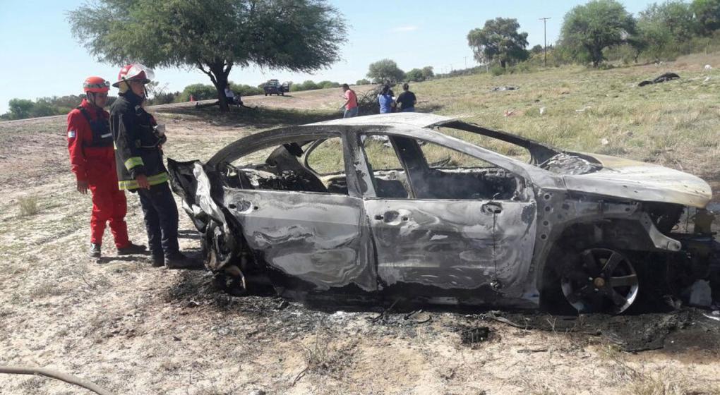 Así quedó el auto en el que viajaban los cordobeses. Foto: Gentileza El Liberal de Santiago del Estero.