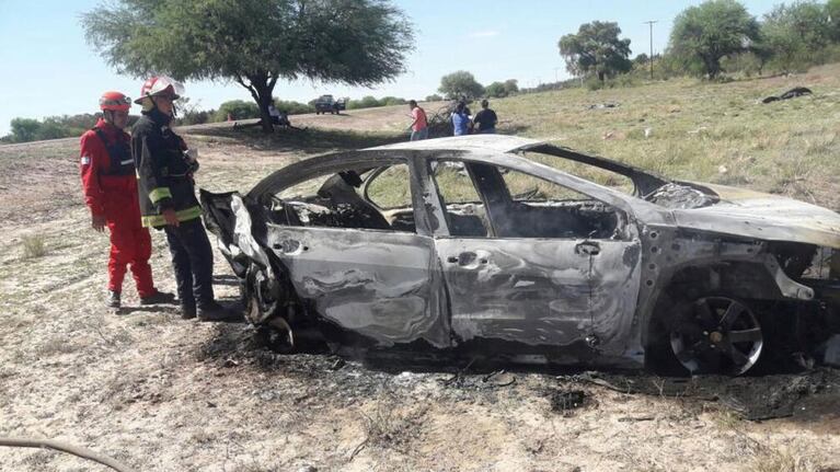Así quedó el auto en el que viajaban los cordobeses. Foto: Gentileza El Liberal de Santiago del Estero.