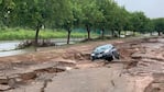 Así quedó el auto hundido en una inmensa grieta. 