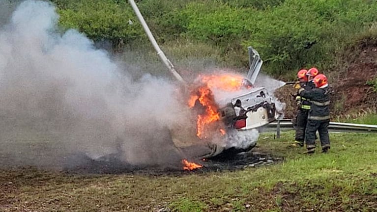 Así quedó el auto incendiado a orillas de la ruta E-55.