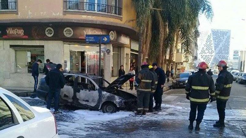 Así quedó el auto incendiado. Foto enviada por Lau Pak a El Doce y Vos.