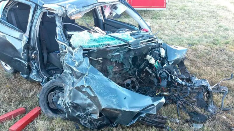 Así quedó el auto luego de chocar contra un camión.