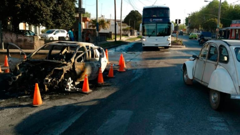 Así quedó el auto luego de incendiarse. Foto: gentileza Cadena3.