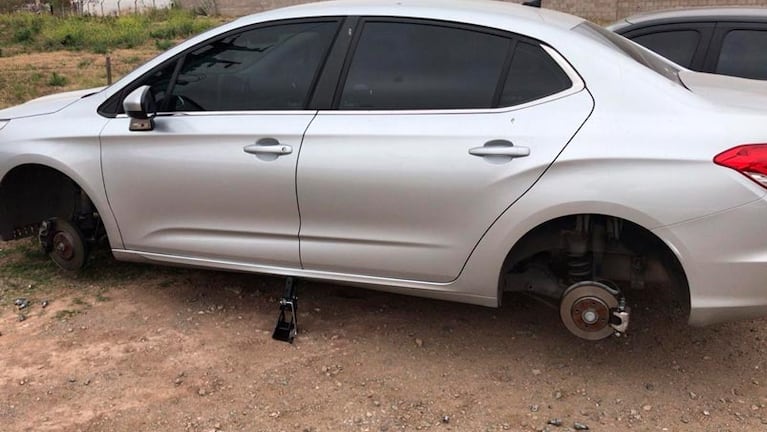 Así quedó el auto luego de que los delincuentes robaran las ruedas.