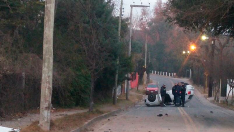 Así quedó el auto luego del accidente. Foto: Cadena 3.