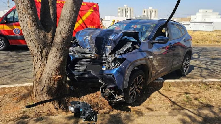 Así quedó el auto luego del choque. (Foto: Gentileza de la Policia Militar)