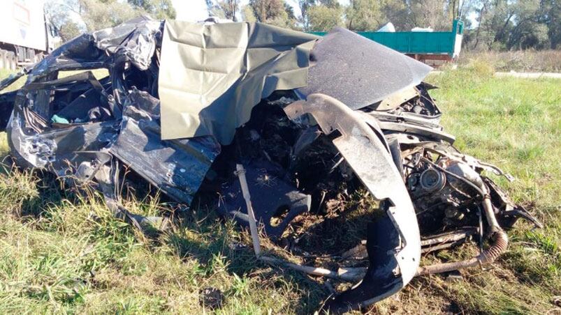 Así quedó el auto luego del fuerte impacto contra un camión. 