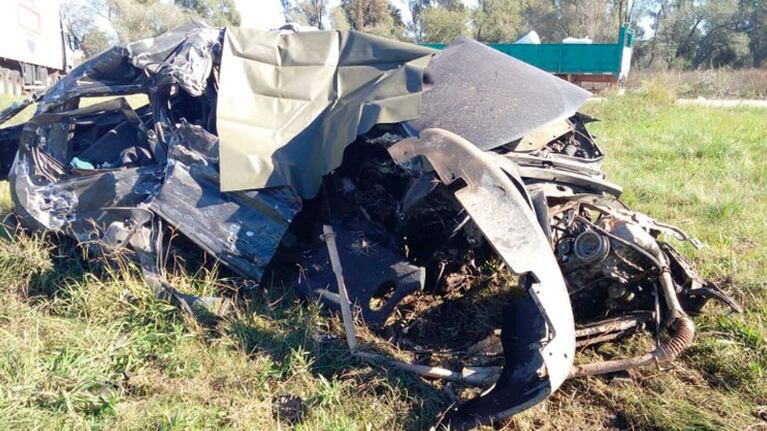 Así quedó el auto luego del fuerte impacto contra un camión.