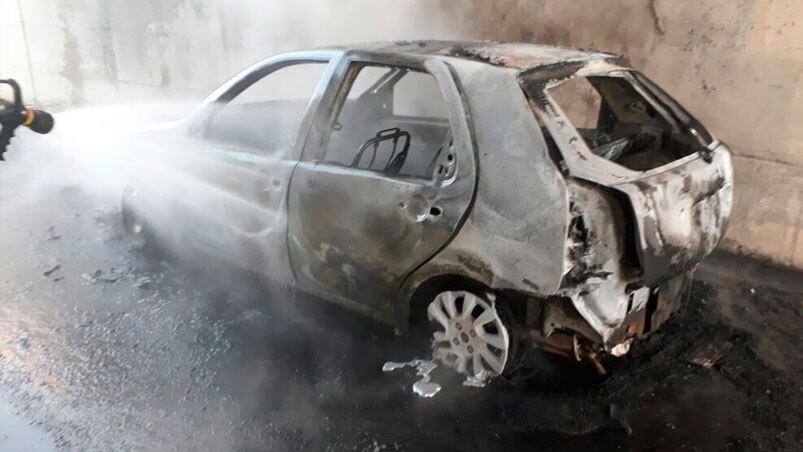 Así quedó el auto luego del incendio.