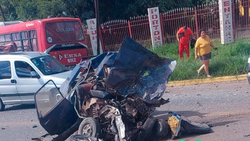 Así quedó el auto que chocó contra el colectivo de Ersa.