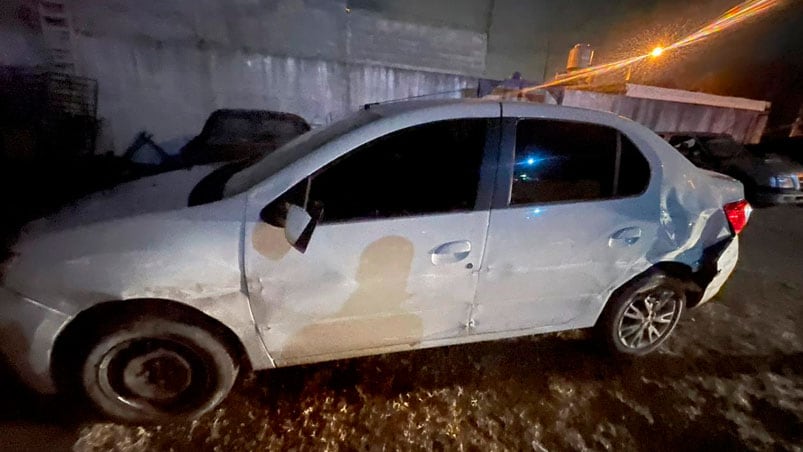 Así quedó el auto que chocó y mato un motociclista.