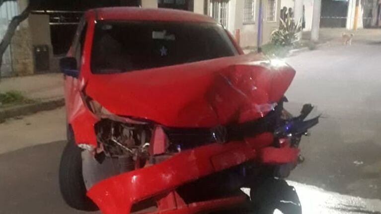 Así quedó el auto que los ladrones robaron y usaron para la fuga.