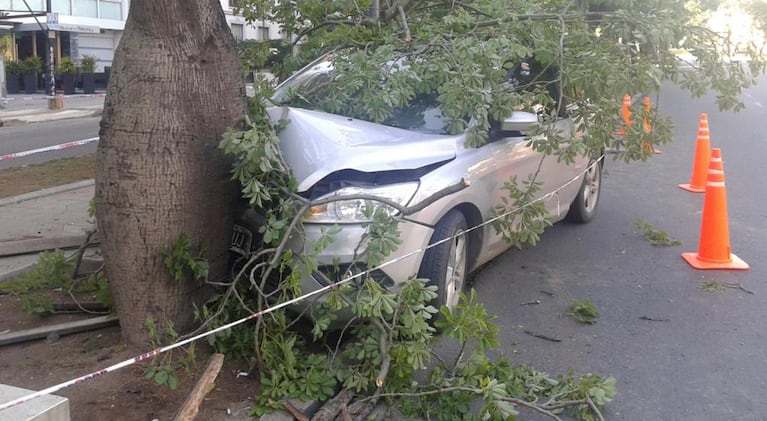 Así quedó el auto que manejaba el policía de franco. Foto: La Voz.